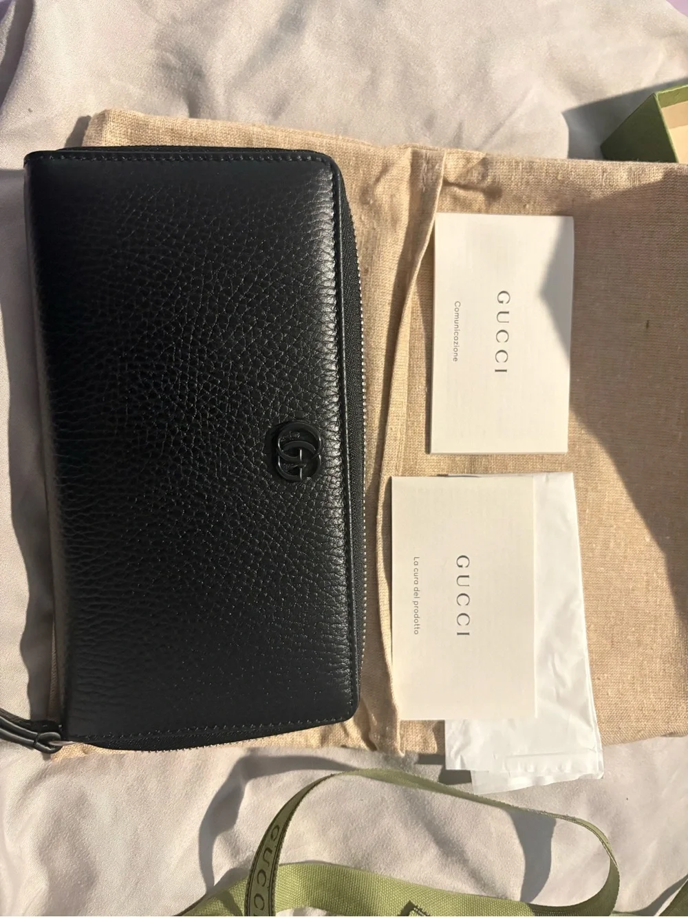 Gucci Black Pebbled Leather Zip Wallet with GG Emblem - Picture 4 of 10